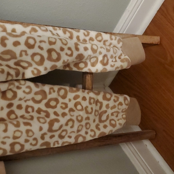 Totally Pink Warm and Cozy Hooded Women' s Lion  Onesies - Picture 8 of 8